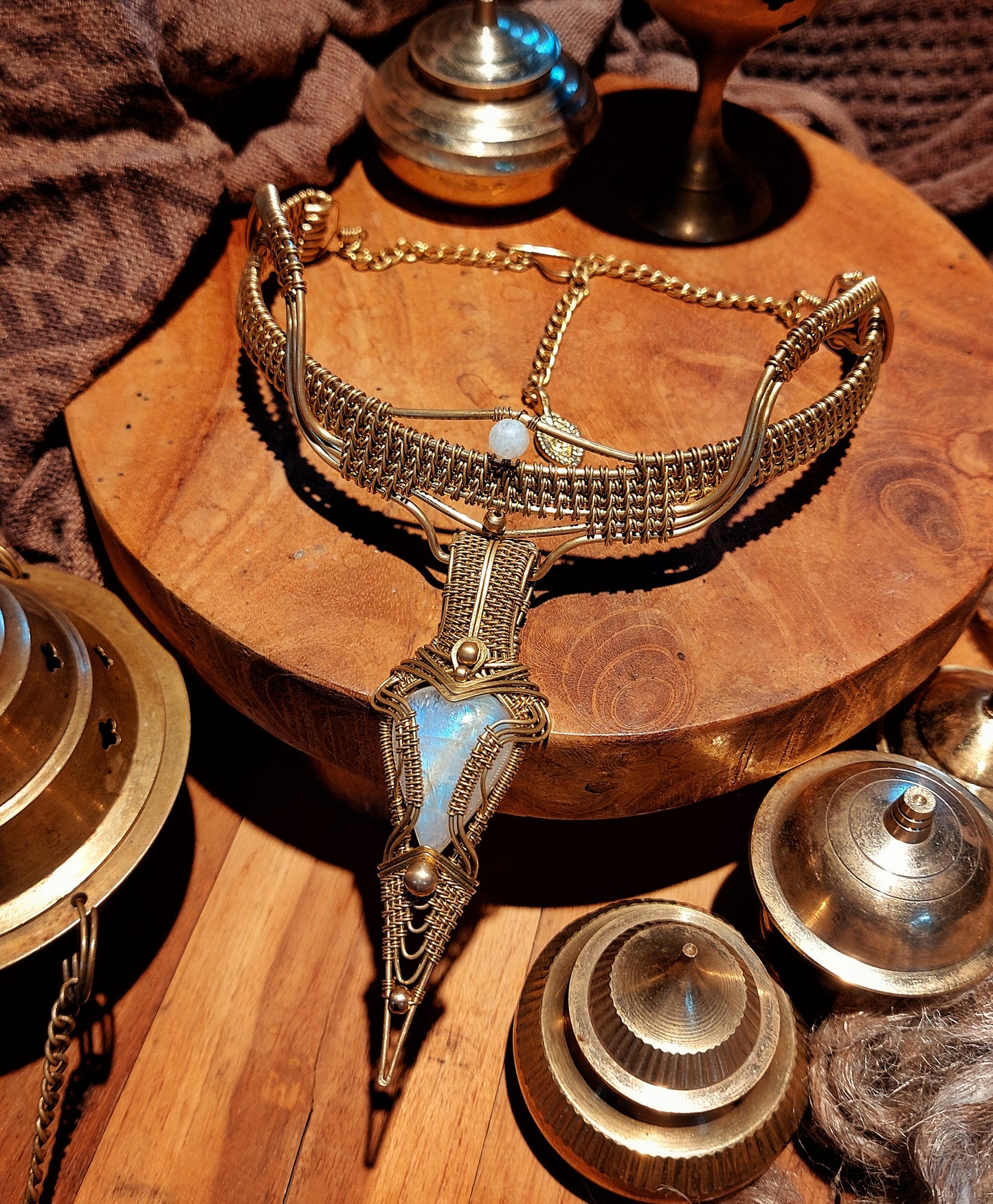 WIRE-WRAPPED NECKLACE MOONSTONE