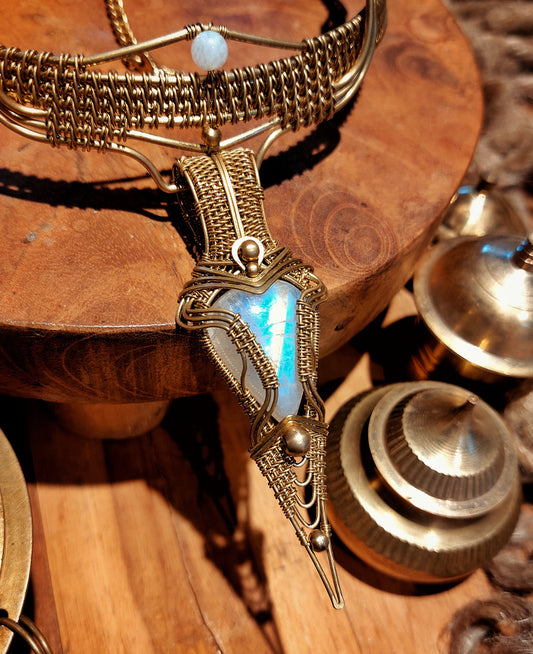 WIRE-WRAPPED NECKLACE MOONSTONE