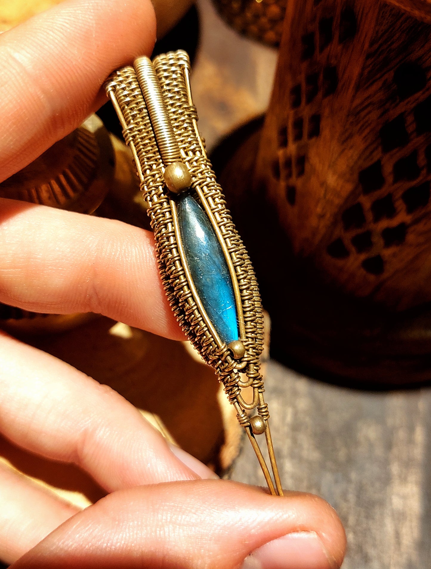 WIRE-WRAPPED PENDANT LABRADORITE