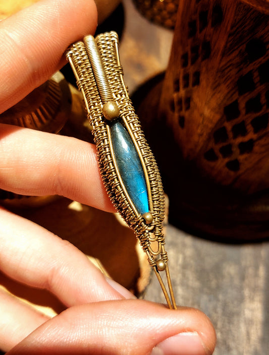 WIRE-WRAPPED PENDANT LABRADORITE