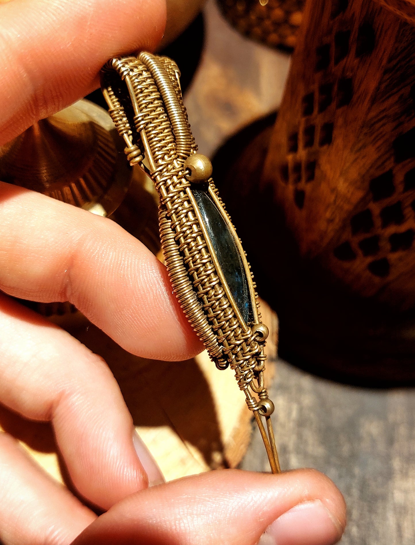 WIRE-WRAPPED PENDANT LABRADORITE