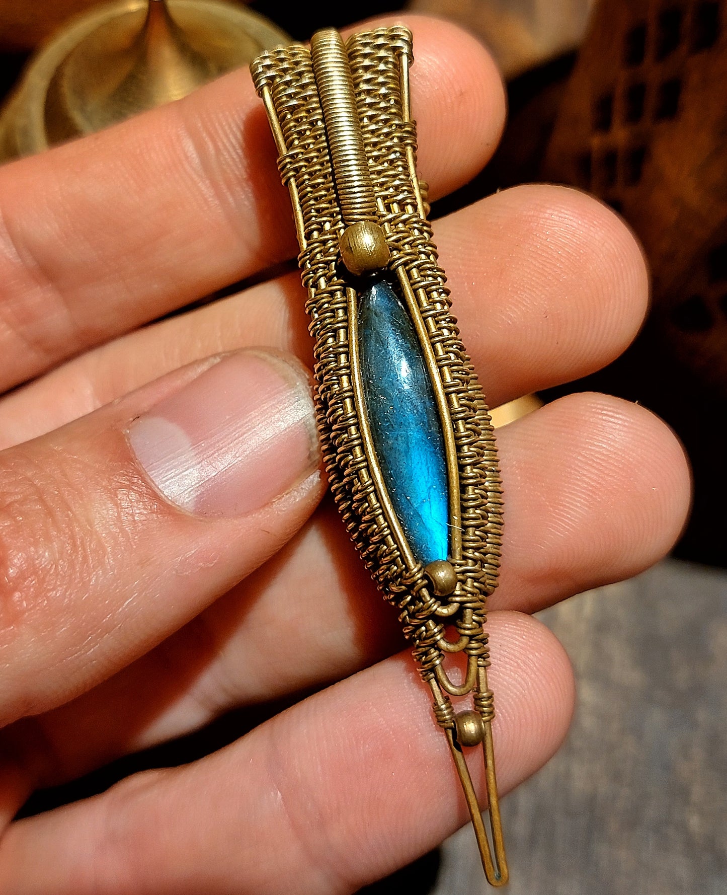 WIRE-WRAPPED PENDANT LABRADORITE