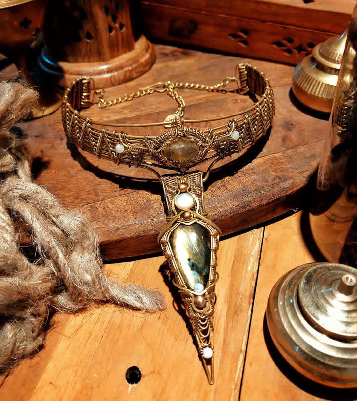 WIRE-WRAPPED NECKLACE LABRADORITE