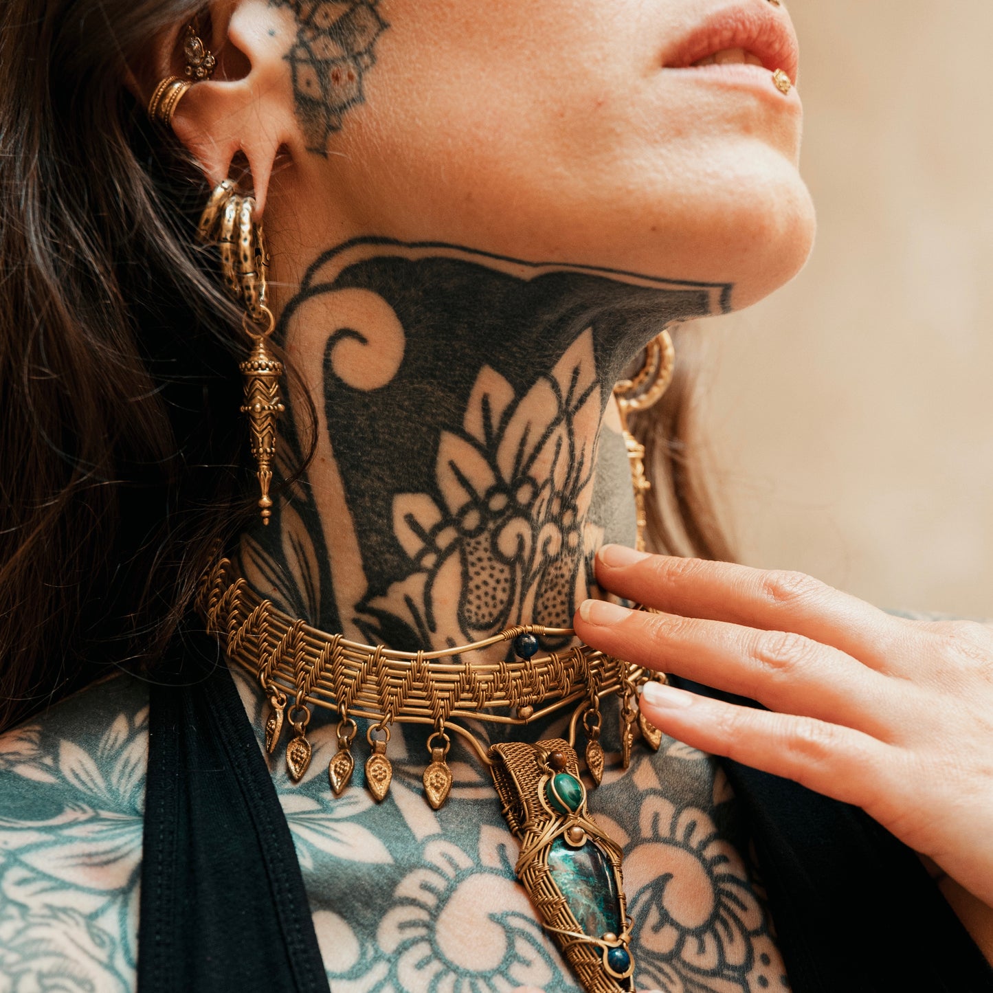 TEZARA HANGER GOLD SINGLE