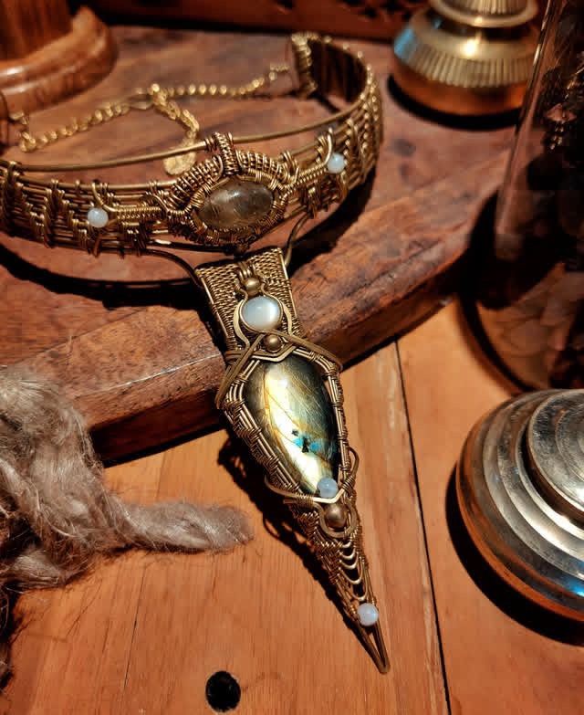 WIRE-WRAPPED NECKLACE LABRADORITE