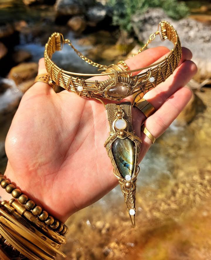 WIRE-WRAPPED NECKLACE LABRADORITE