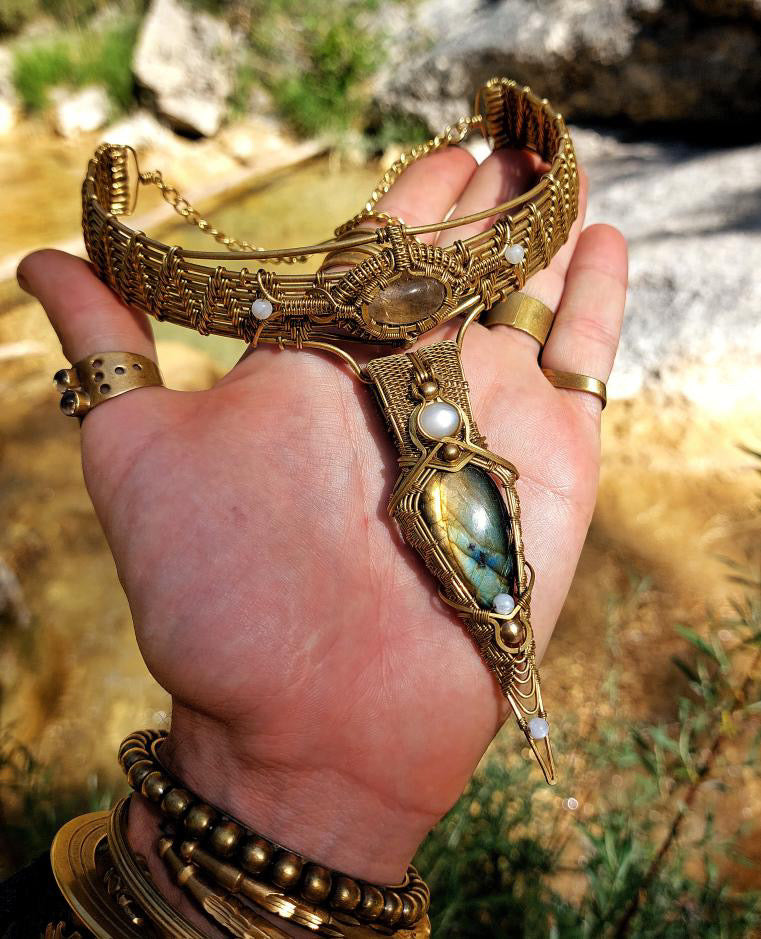 WIRE-WRAPPED NECKLACE LABRADORITE