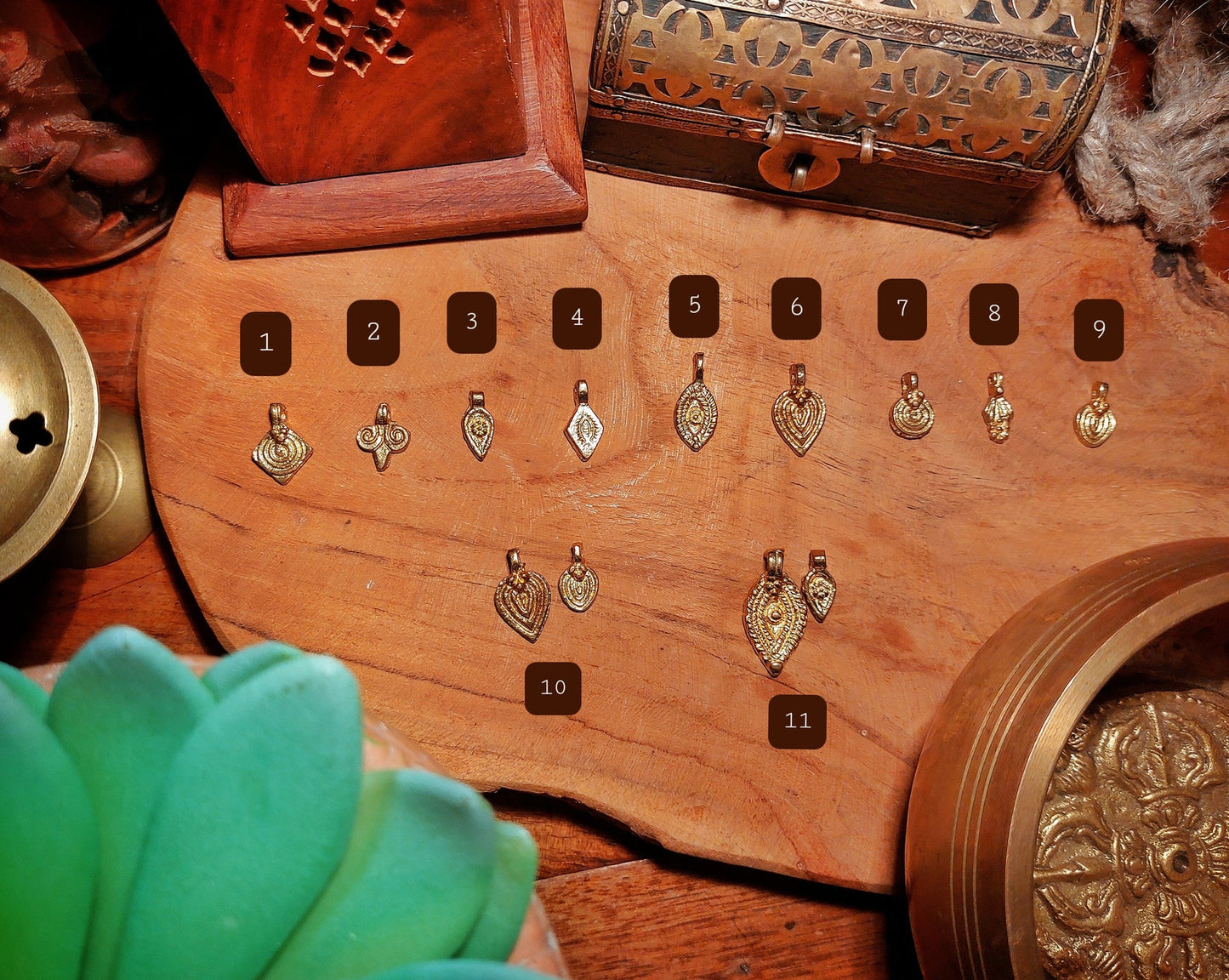 CHAINMAILNECKLACE WITH CHARMS