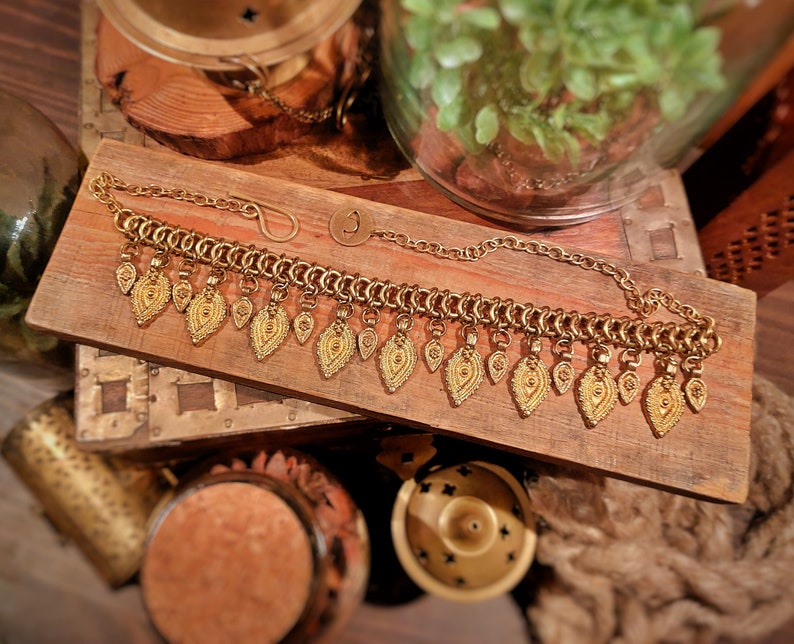 CHAINMAILNECKLACE WITH CHARMS