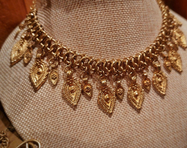 CHAINMAILNECKLACE WITH CHARMS