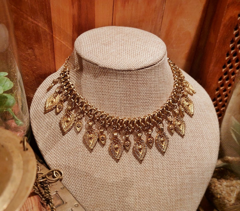 CHAINMAILNECKLACE WITH CHARMS